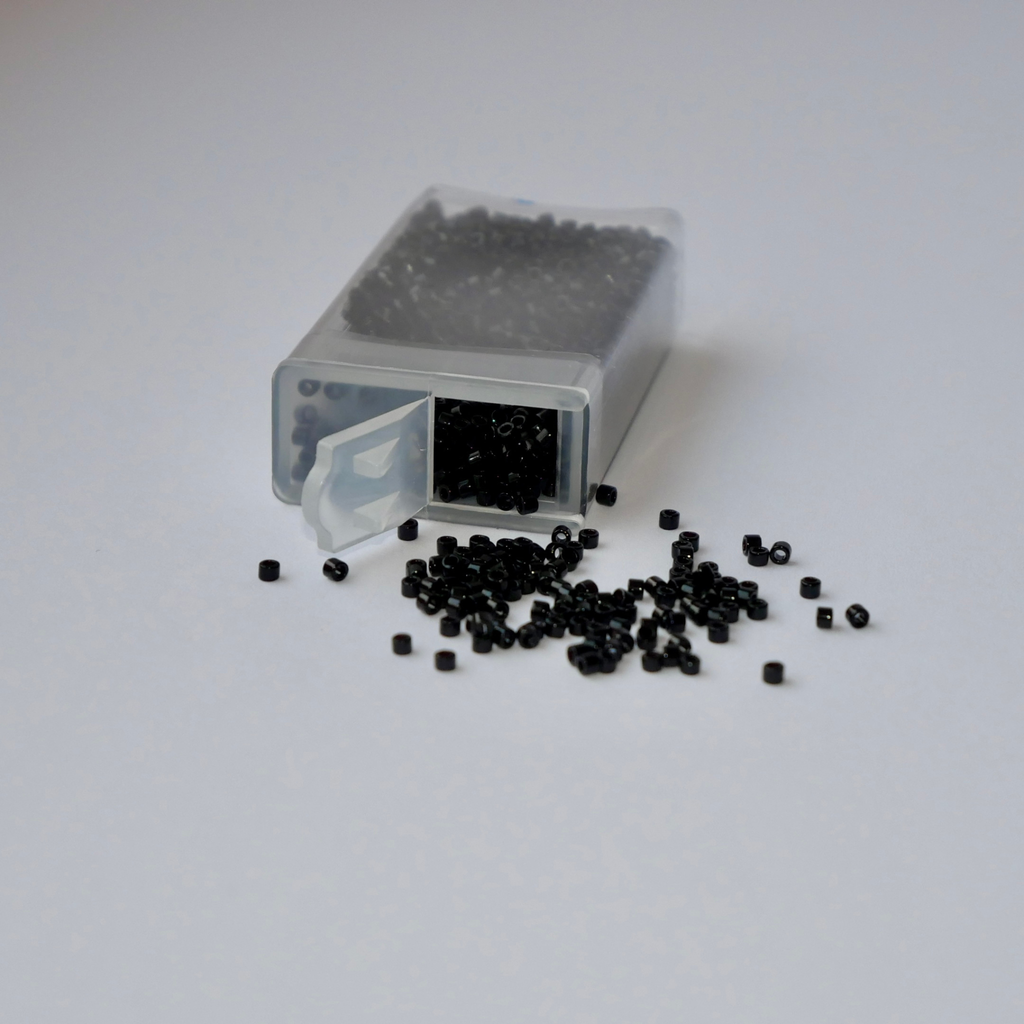 Miyuki Delica 11/0 seemnehelmed DB0010, läikiv must toon