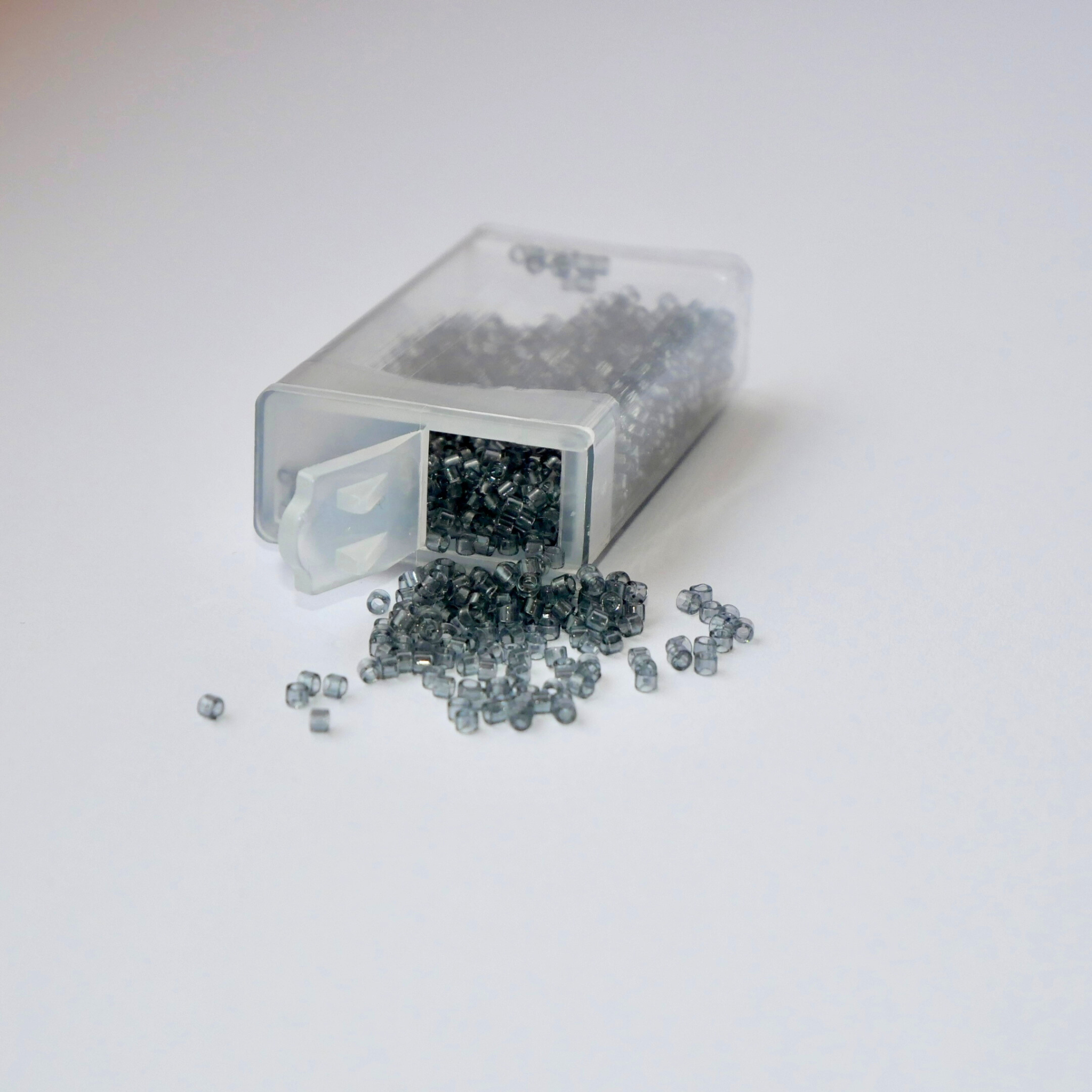 Miyuki Delica 11/0 seemnehelmed DB0708, läbipaistev hall toon