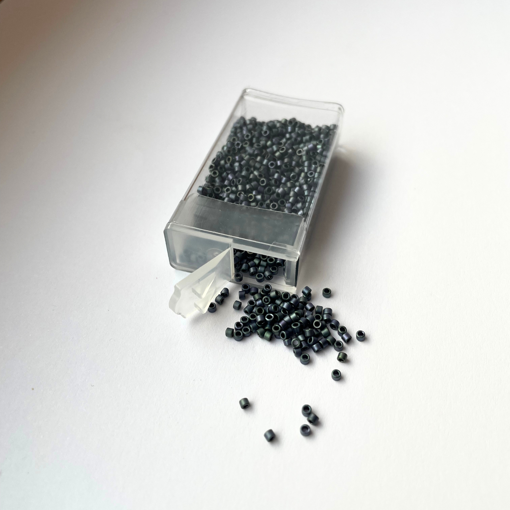 Miyuki Delica 11/0 seemnehelmed DB-1052, metallik-hall