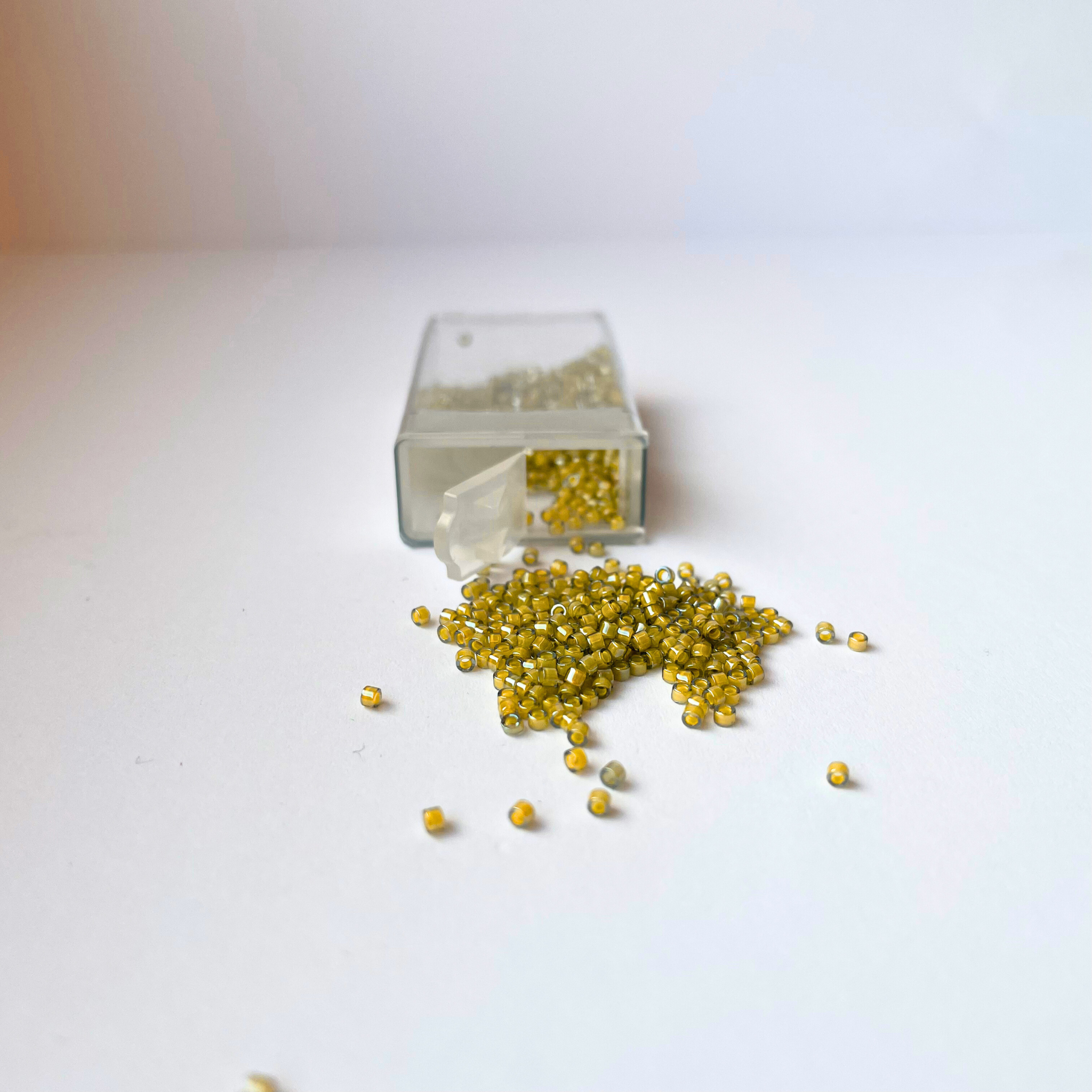 Miyuki Delica 11/0 seemnehelmed DB-2046, rohekaskollakas