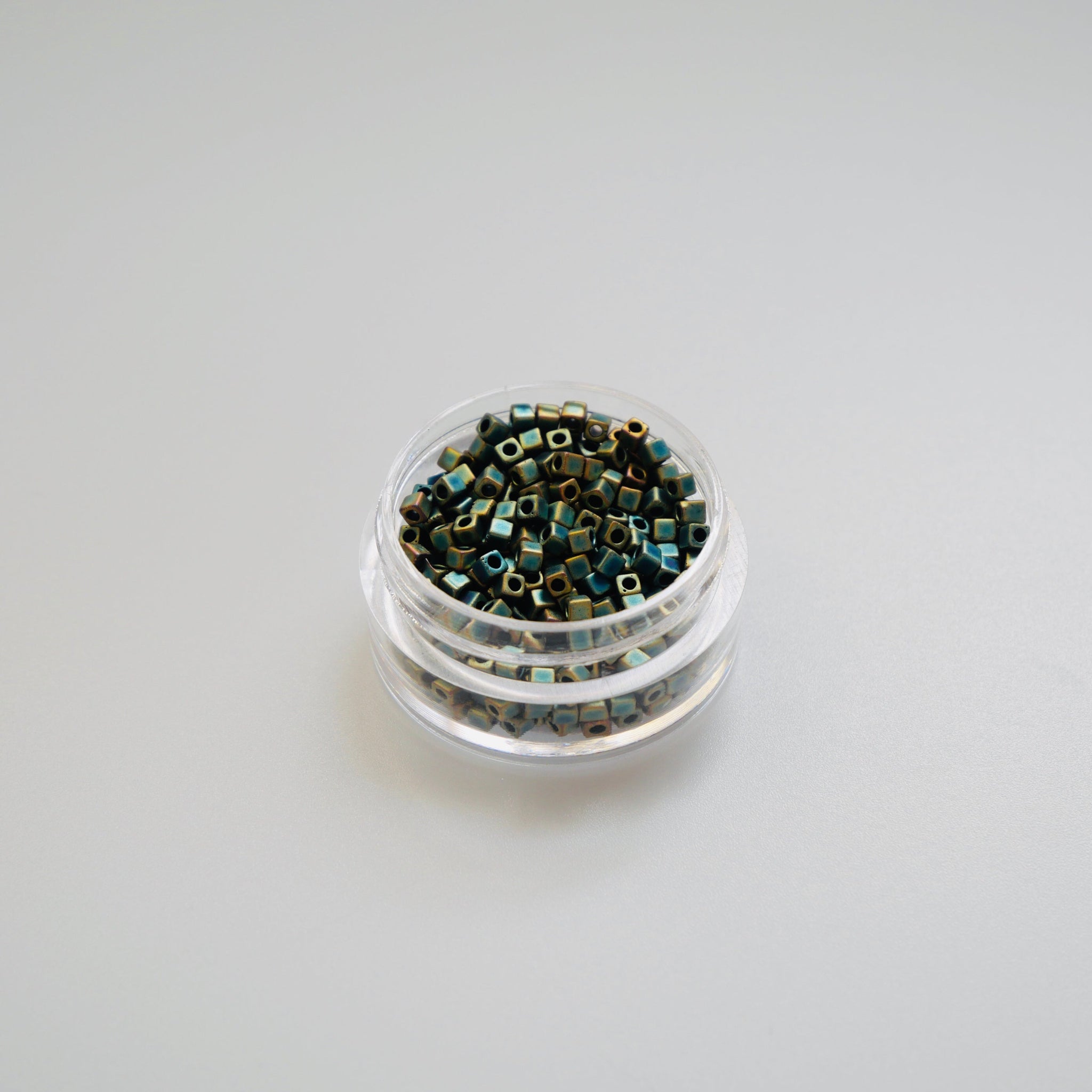 miyuki-cube-square-helmed