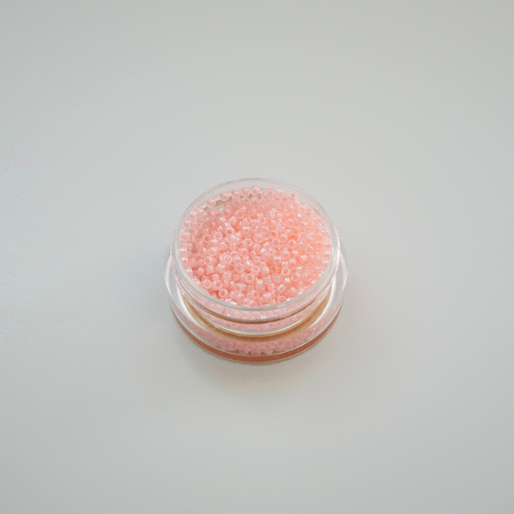 TOHO 15/0 ümmargused mikro-klaaspärlid, pärlmutterläikega õrnroosa (Ceylon Innocent Pink), värvikood 145.