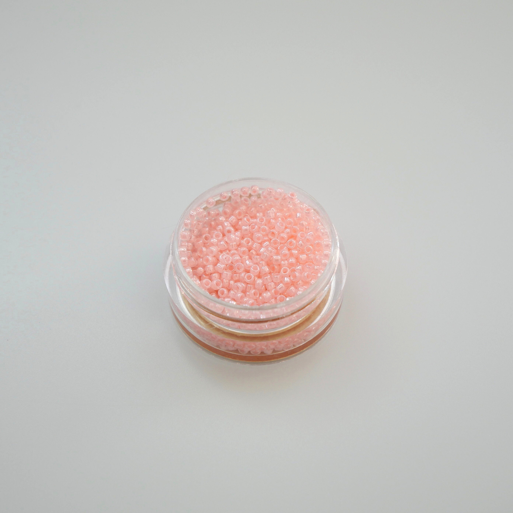 TOHO 15/0 ümmargused mikro-klaaspärlid, pärlmutterläikega õrnroosa (Ceylon Innocent Pink), värvikood 145.