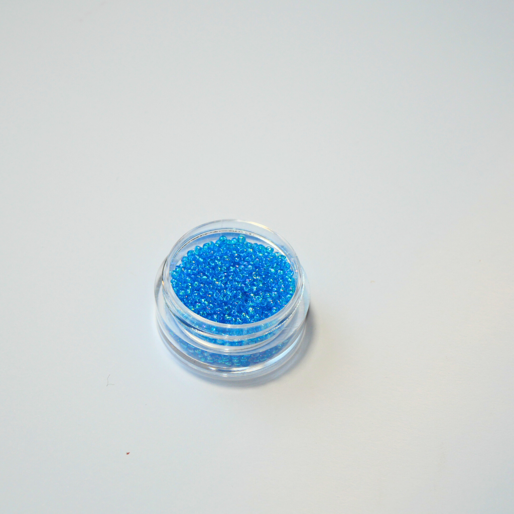 TOHO 15/0 ümmargused mikro-klaaspärlid, läbikumav vikerkaareläikega tumesinine akvamariin (Dark Aqua), värvikood 163B