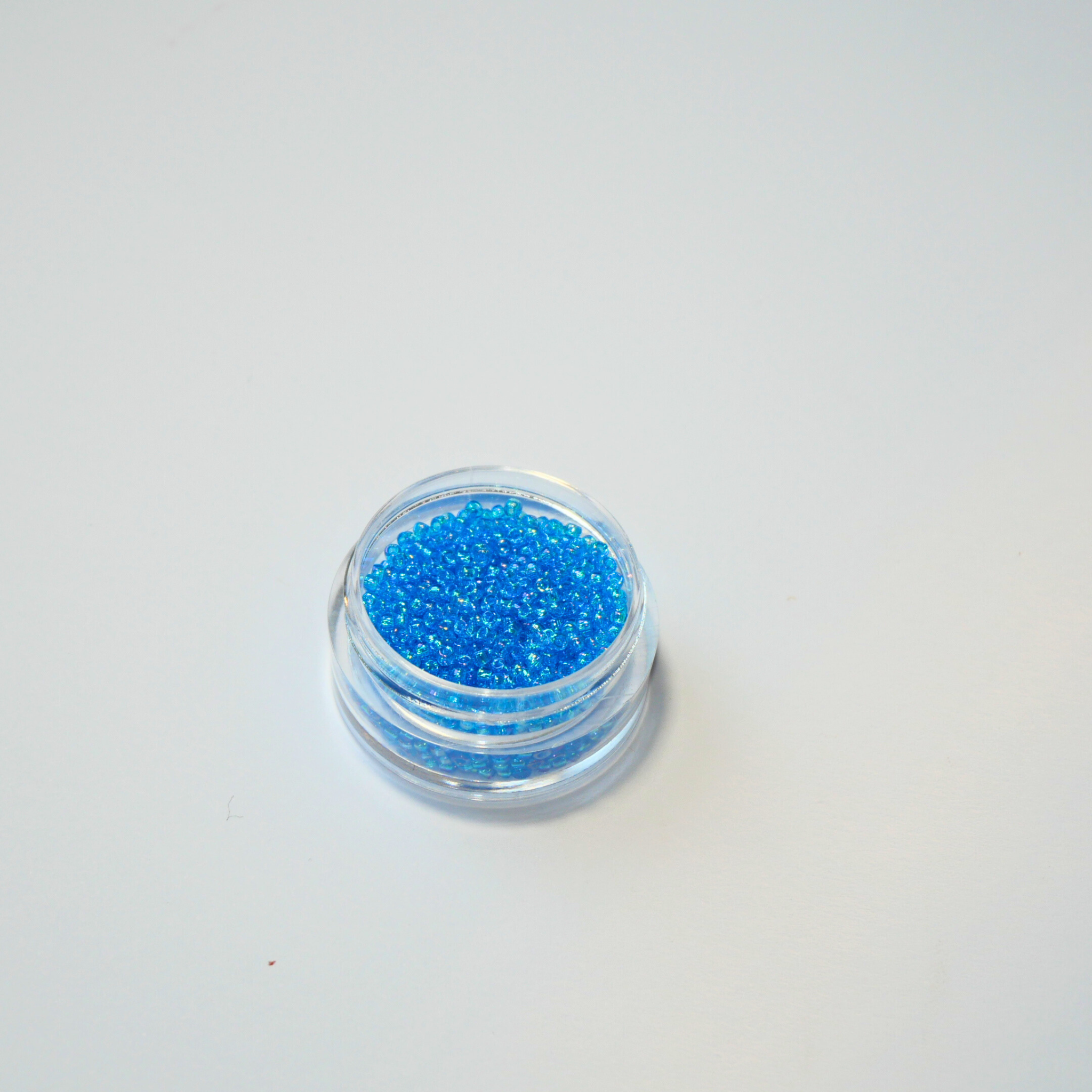 TOHO 15/0 ümmargused mikro-klaaspärlid, läbikumav vikerkaareläikega tumesinine akvamariin (Dark Aqua), värvikood 163B