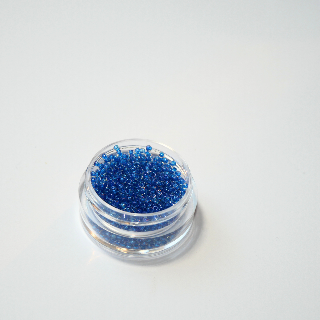 TOHO 15/0 ümmargused mikro-klaaspärlid, pärlmutterläikega kirgas klaas Kariibi mere sinise südamikuga, värvikood 189.