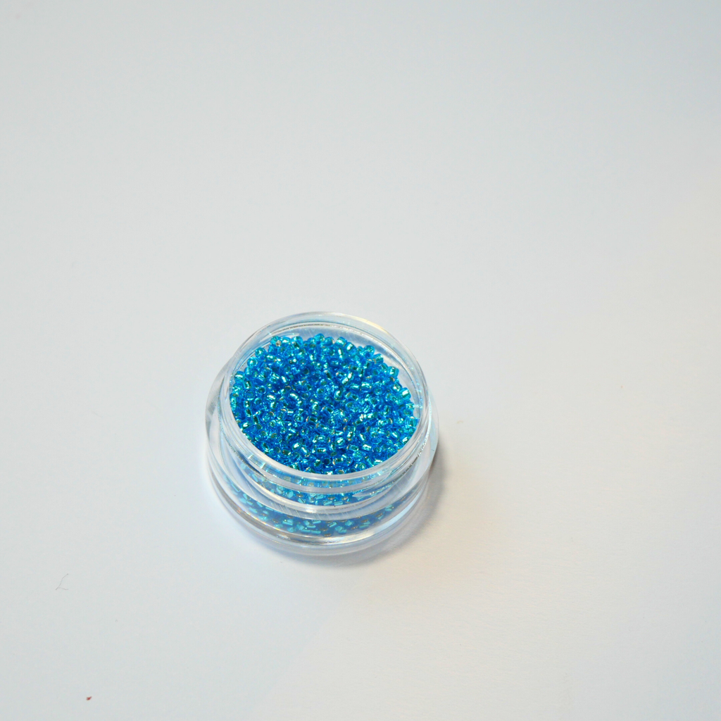 TOHO 15/0 ümmargused mikro-klaaspärlid, hõbedase südamikuga tume akvamariinisinine (Dark Aqua), värvikood 23B.