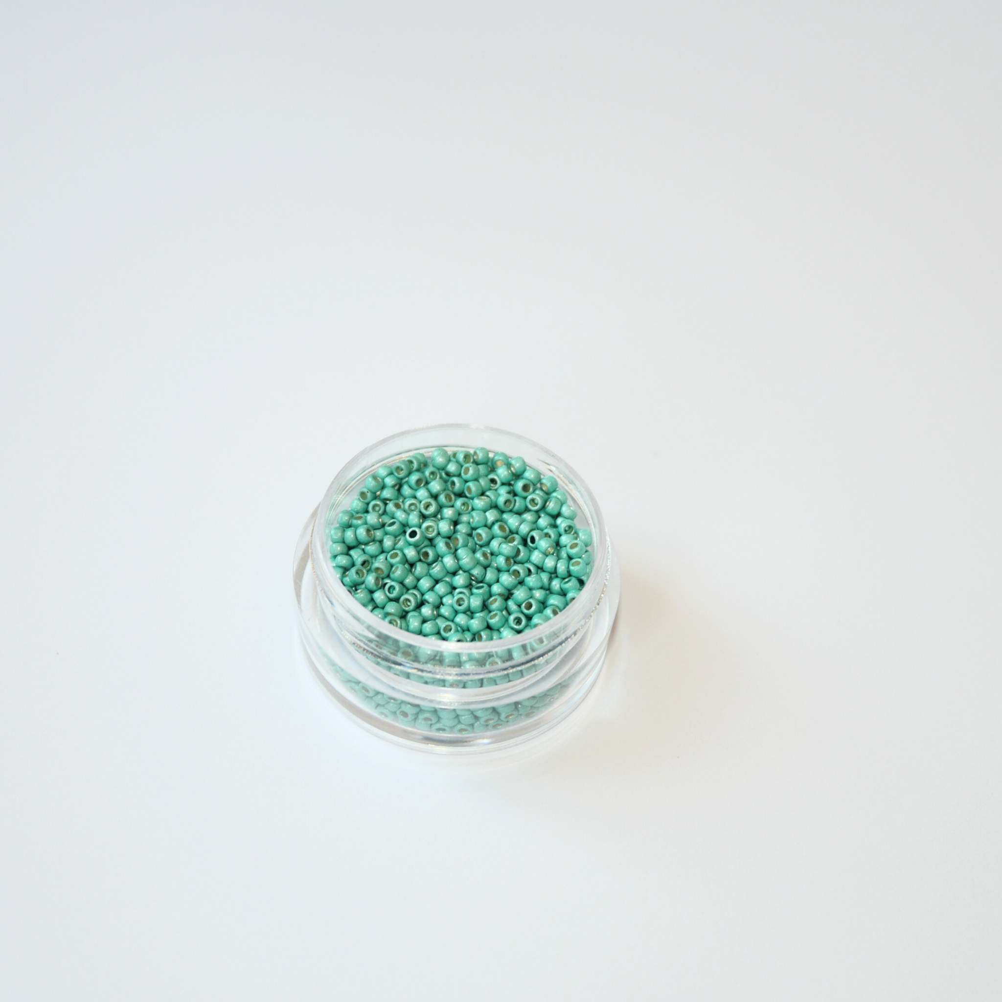 TOHO 15/0 ümmargused mikro-klaaspärlid, matt galvaniseeritud rohekassinine (Permanent Finish Green Teal), värvikood PF561F.