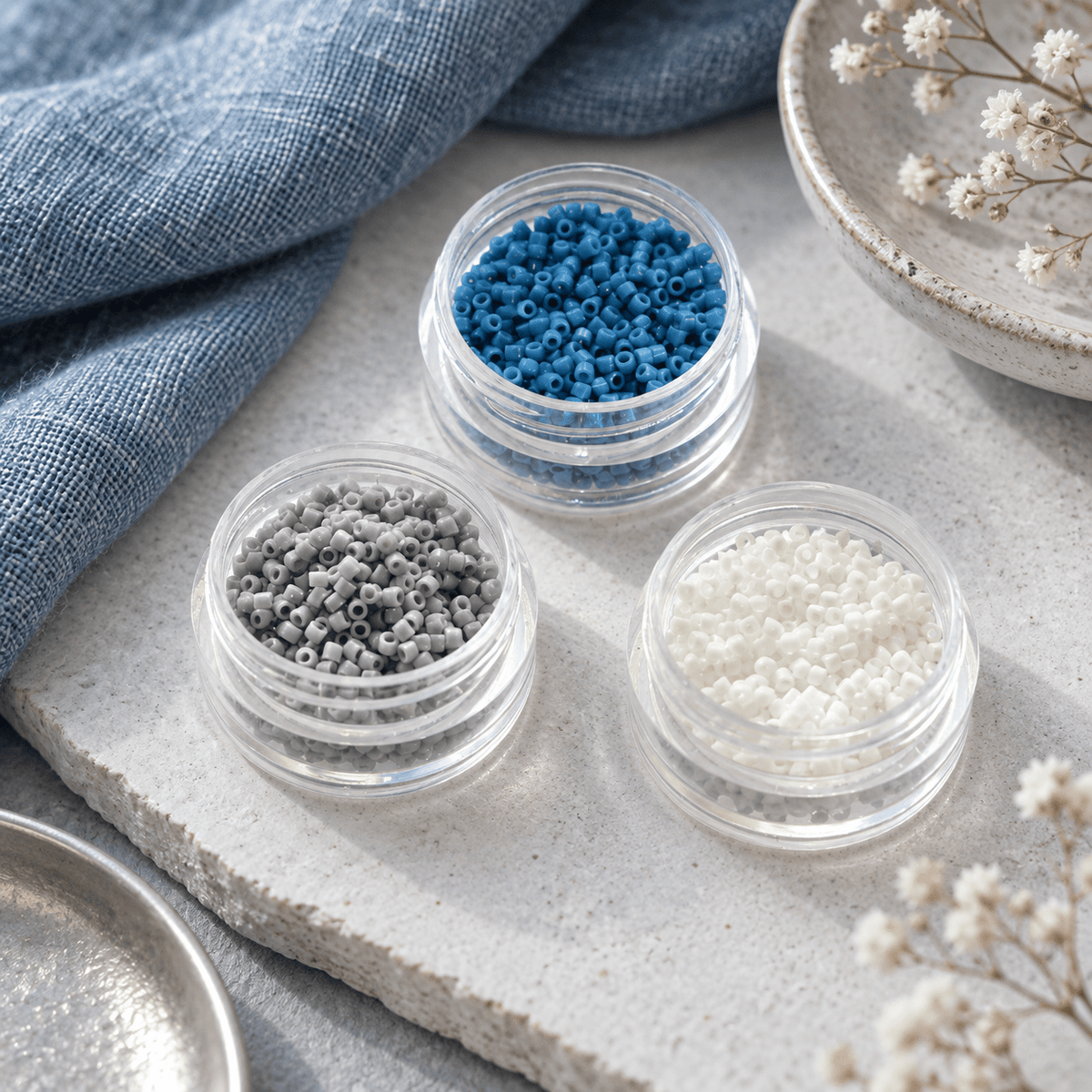Miyuki Delica 11/0 värvikomplekt kadakamarjasiniste, helehallide ja valgete helmestega, 15 g
