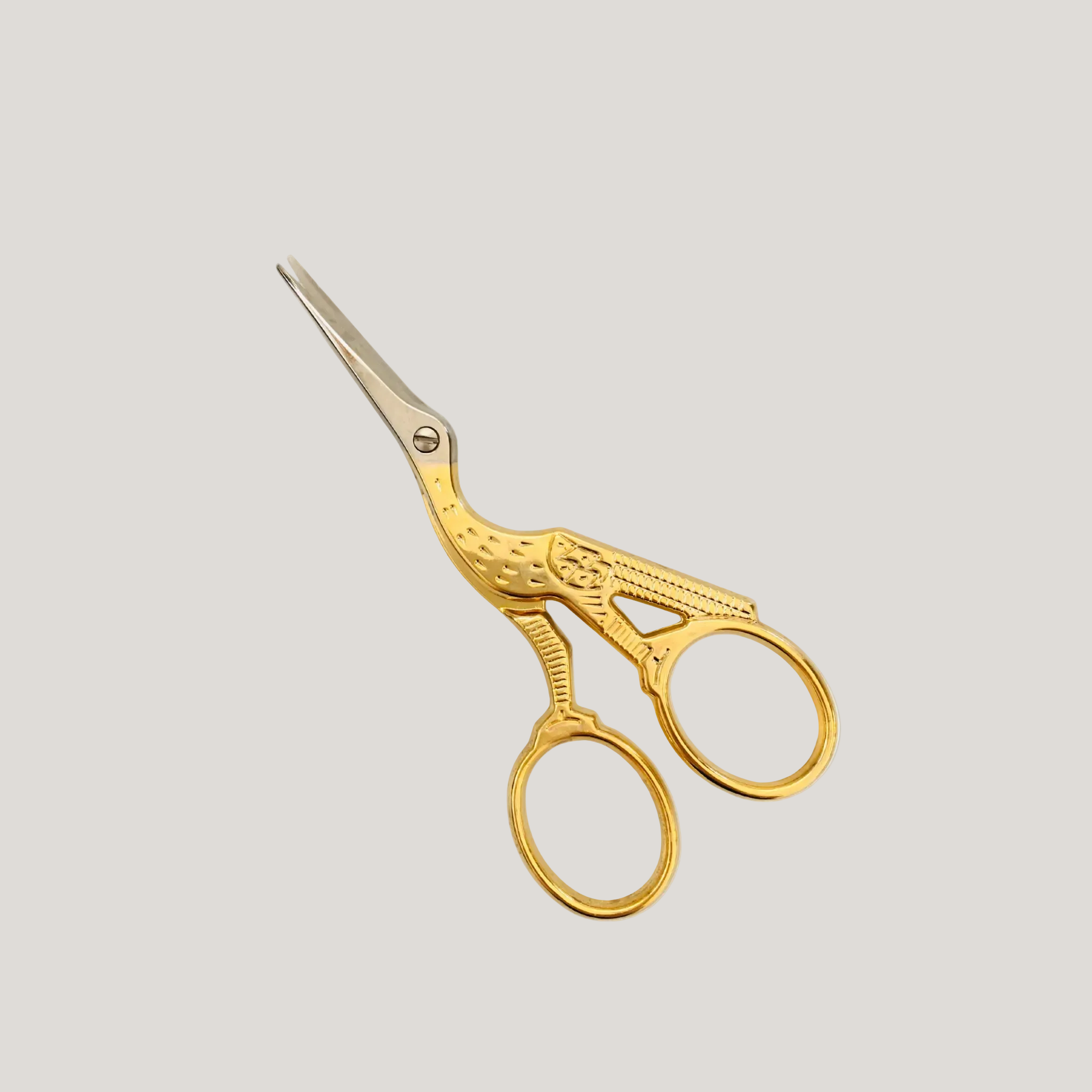 Luksuslikud 24-karaadise kullaga kaetud käsitöökäärid Kurg Premax Oro Collection sarjast tikkimiseks ja kingituseks.