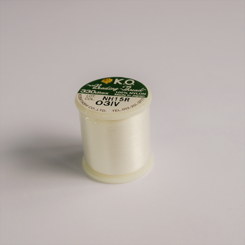 KO Thread 0.25 mm niidipool elevandiluuvalges (Ivory) toonis 50 meetrit. Tugev seemnehelmeste niit, mis sobib niiditööks.