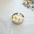 Heledates valgetes ja kollakates toonides helmed kumminiidil käeehete valmistamiseks, Eesti käsitööst inspireeritud DIY käevõru komplekt.