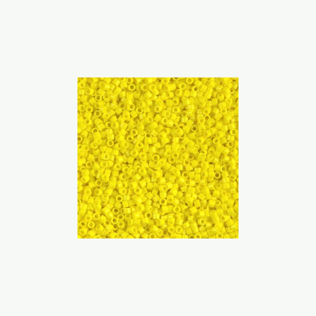 Miyuki Delica 11/0 koodiga DB-0721. Detailne lähivõte kirkast läbipaistmatust kollasest (Opaque Yellow) silindrilisest seemnehelmestest.