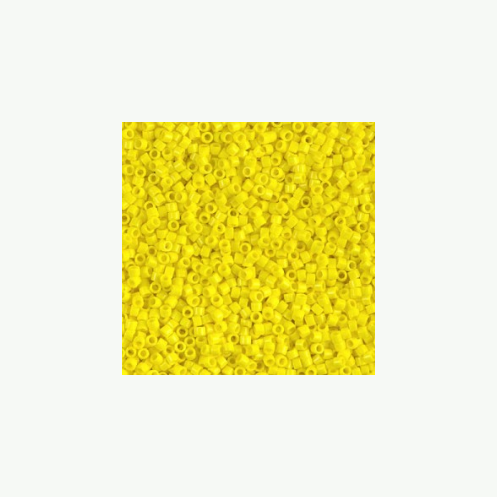Miyuki Delica 11/0 koodiga DB-0721. Detailne lähivõte kirkast läbipaistmatust kollasest (Opaque Yellow) silindrilisest seemnehelmestest.