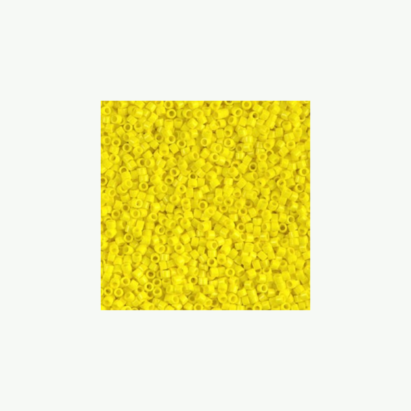 Miyuki Delica 11/0 koodiga DB-0721. Detailne lähivõte kirkast läbipaistmatust kollasest (Opaque Yellow) silindrilisest seemnehelmestest.