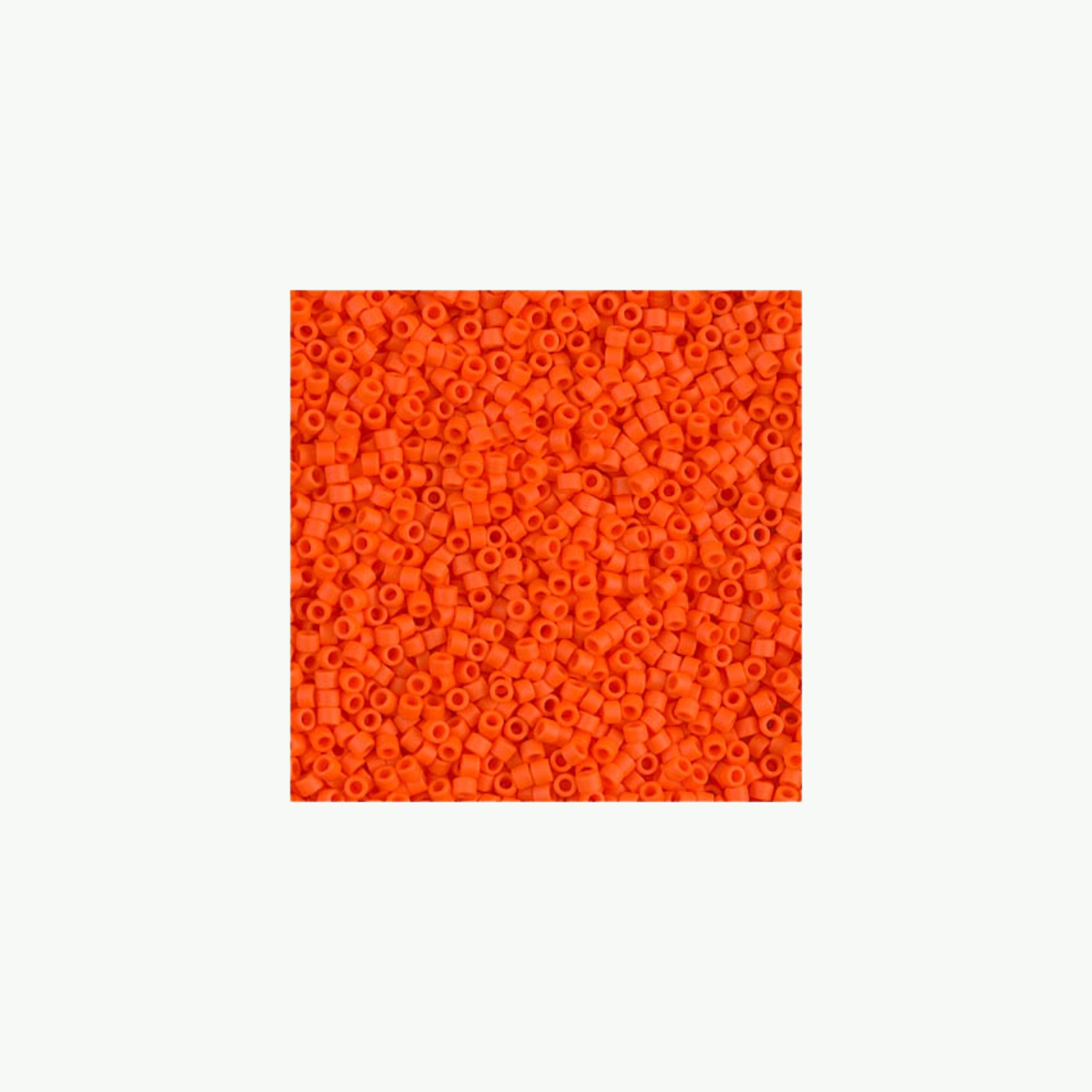 Miyuki Delica 11/0 koodiga DB-0752. Detailne lähivõte sametistest mattoranžidest (Matte Opaque Orange) silindrilistest seemnehelmestest.