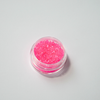Miyuki Delica 11/0 koodiga DB-2035. Detailne lähivõte neoonsetest helendavatest maasikapunastest (Luminous Wild Strawberry) silindrilistest helmestest.