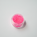 Miyuki Delica 11/0 koodiga DB-2035. Detailne lähivõte neoonsetest helendavatest maasikapunastest (Luminous Wild Strawberry) silindrilistest helmestest.