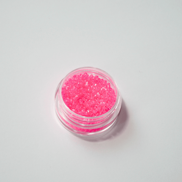 Miyuki Delica 11/0 koodiga DB-2035. Detailne lähivõte neoonsetest helendavatest maasikapunastest (Luminous Wild Strawberry) silindrilistest helmestest.