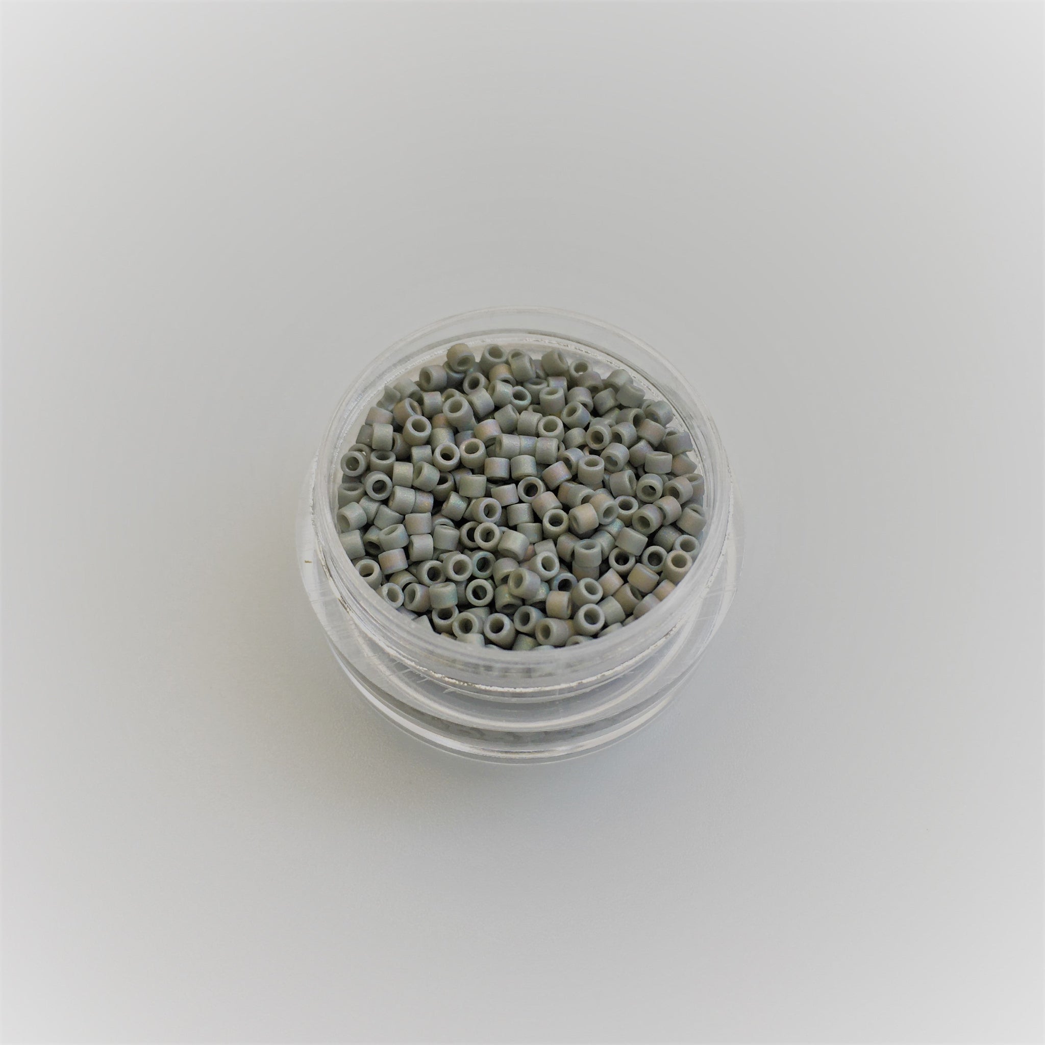Miyuki Delica 11/0 DB-882 Matte Opaque Grey AB hallid silinderhelmed 5g pakendis