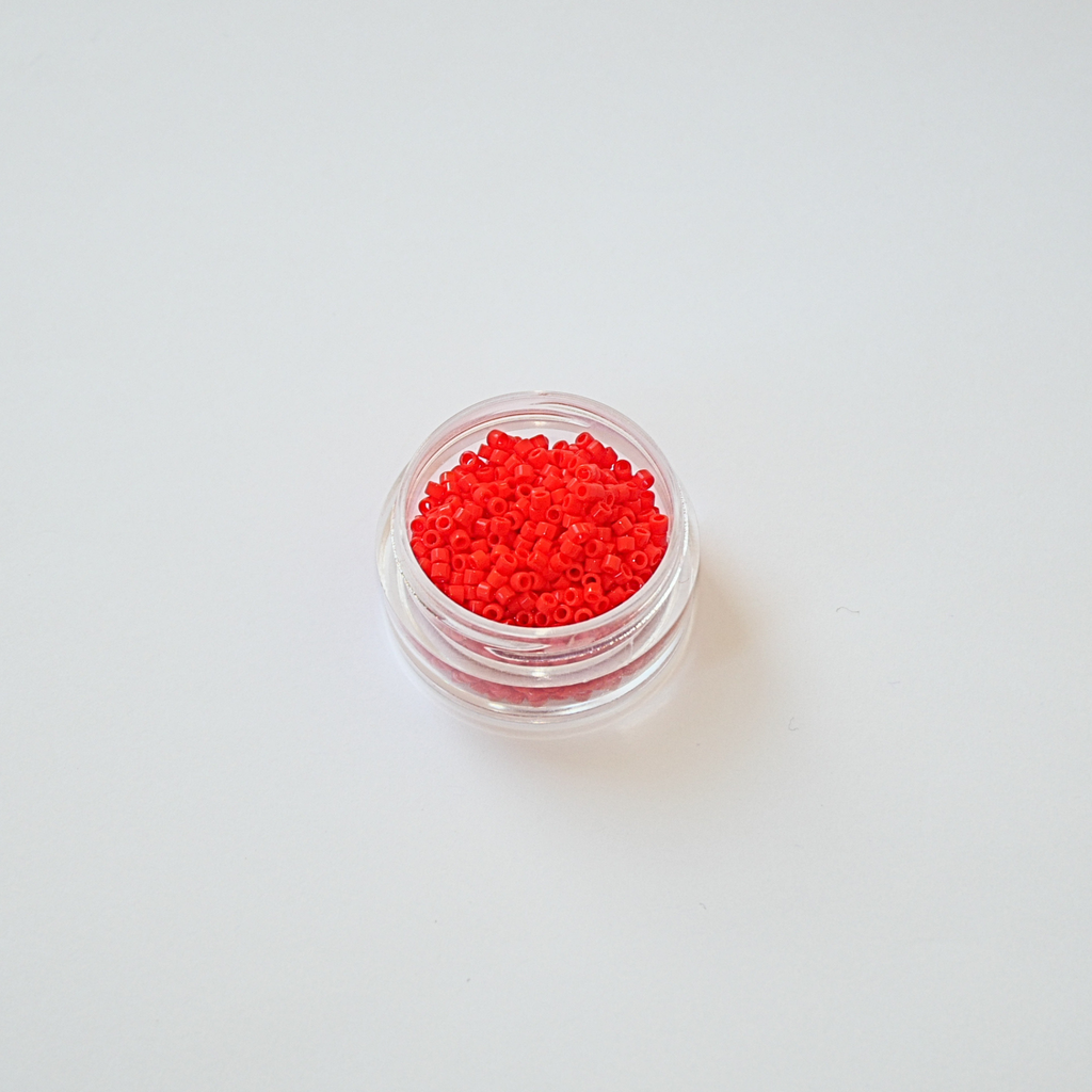DB-727 Opaque Vermillion Red: Kirgas ja läbipaistmatu oranžikas punane seemnehelmes. Ideaalne klassikaliste, jõuliste ja graafiliste ehteprojektide jaoks.