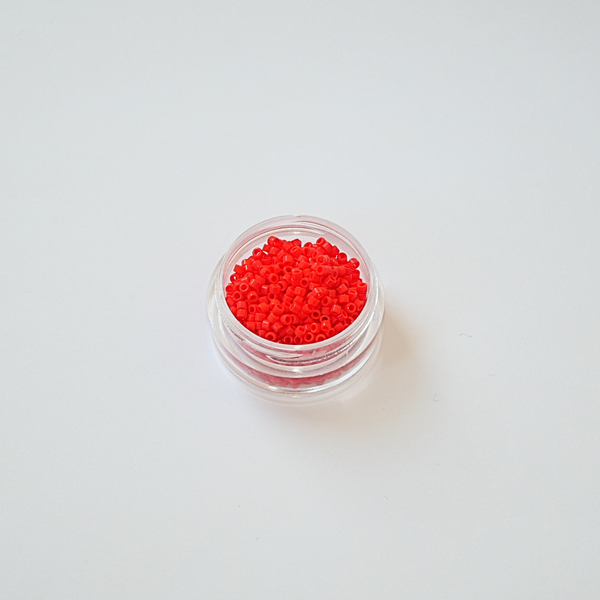 DB-727 Opaque Vermillion Red: Kirgas ja läbipaistmatu oranžikas punane seemnehelmes. Ideaalne klassikaliste, jõuliste ja graafiliste ehteprojektide jaoks.