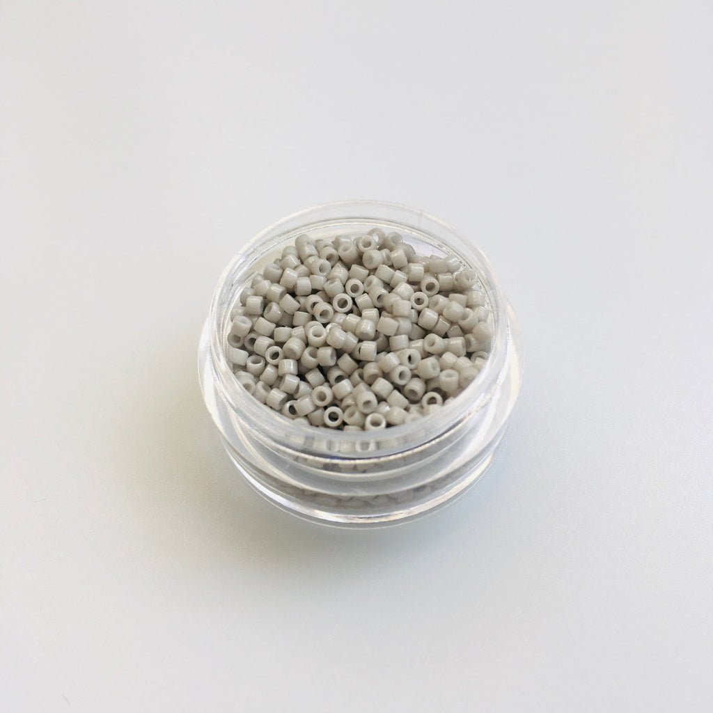 Miyuki Delica 11/0 DB-2366 Duracoat Opaque Dyed Mist Gray silindrilised seemnehelmed. Detailne lähivõte näitab matt helehalli tooni ja ühtlast, vastupidavat Duracoat-viimistlust.