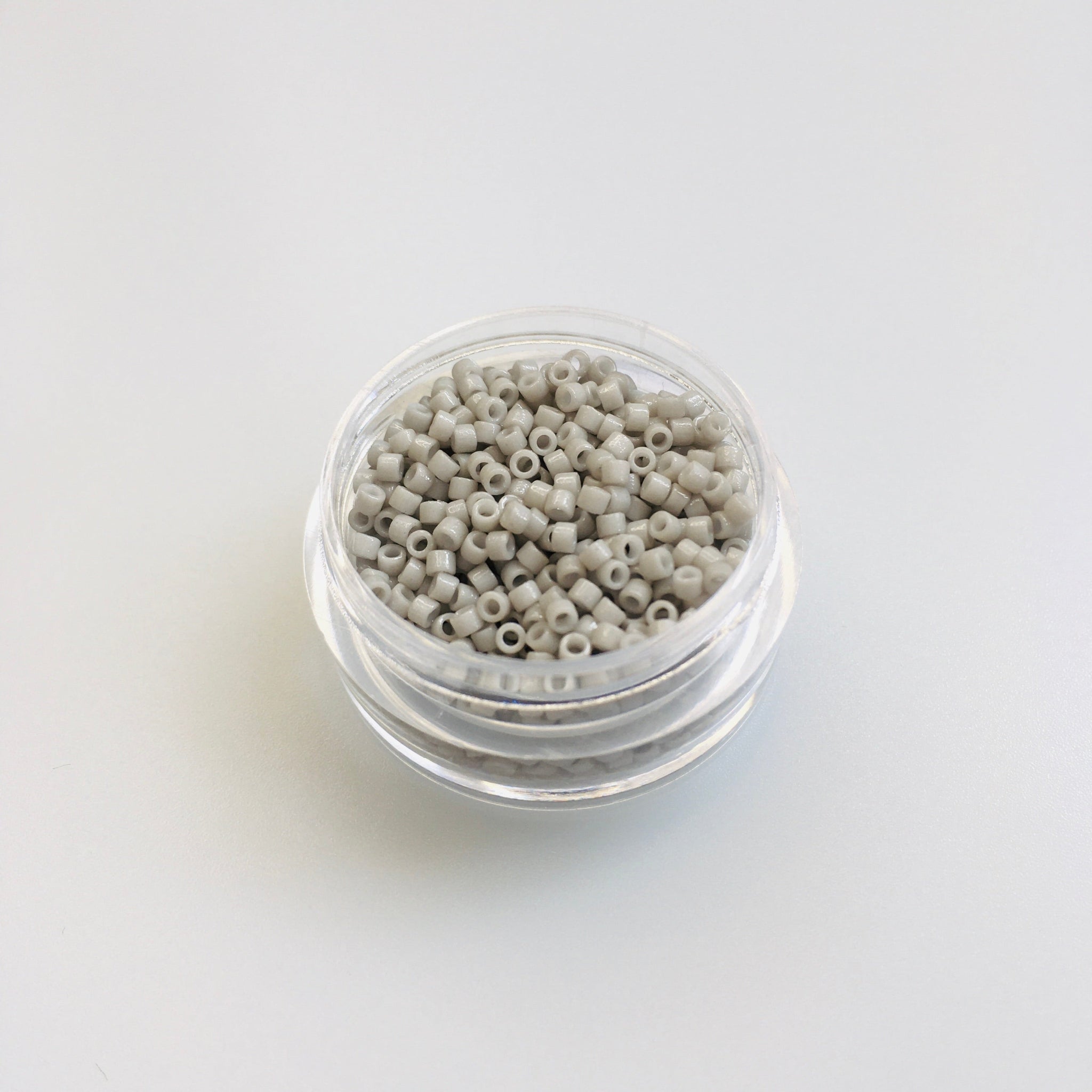 Miyuki Delica 11/0 DB-2366 Duracoat Opaque Dyed Mist Gray silindrilised seemnehelmed. Detailne lähivõte näitab matt helehalli tooni ja ühtlast, vastupidavat Duracoat-viimistlust.