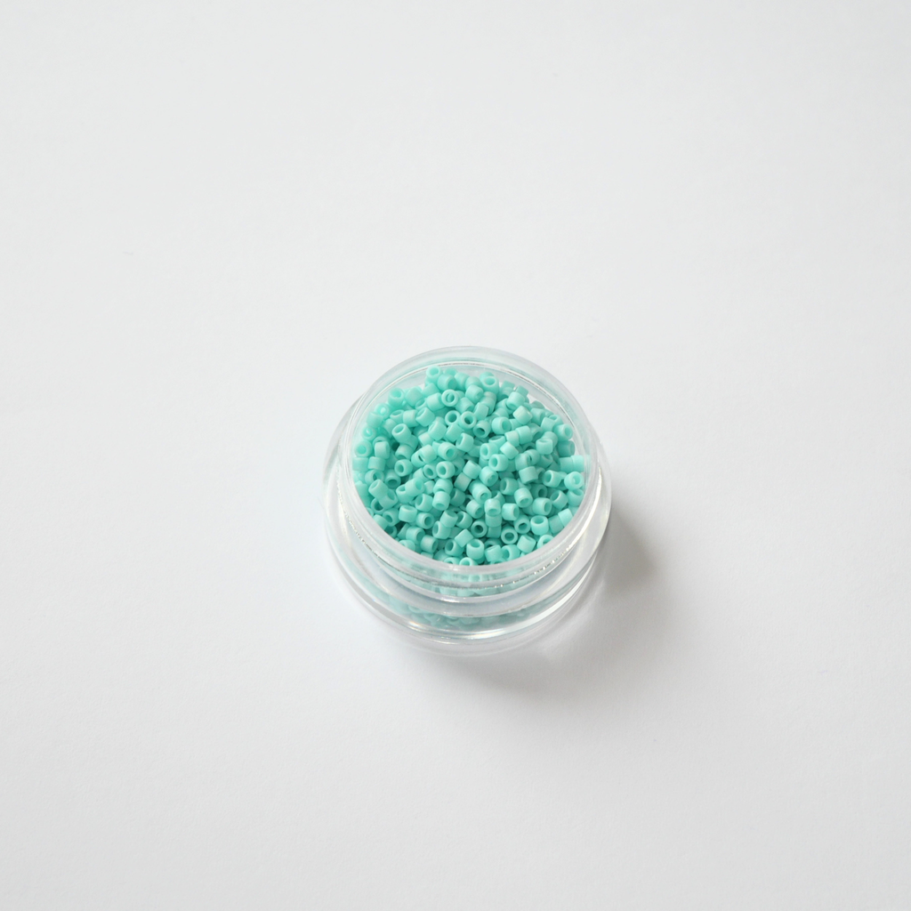DB-1595 Matte Opaque Sea Opal AB: Matt sillerdav merevaht/türkiis.