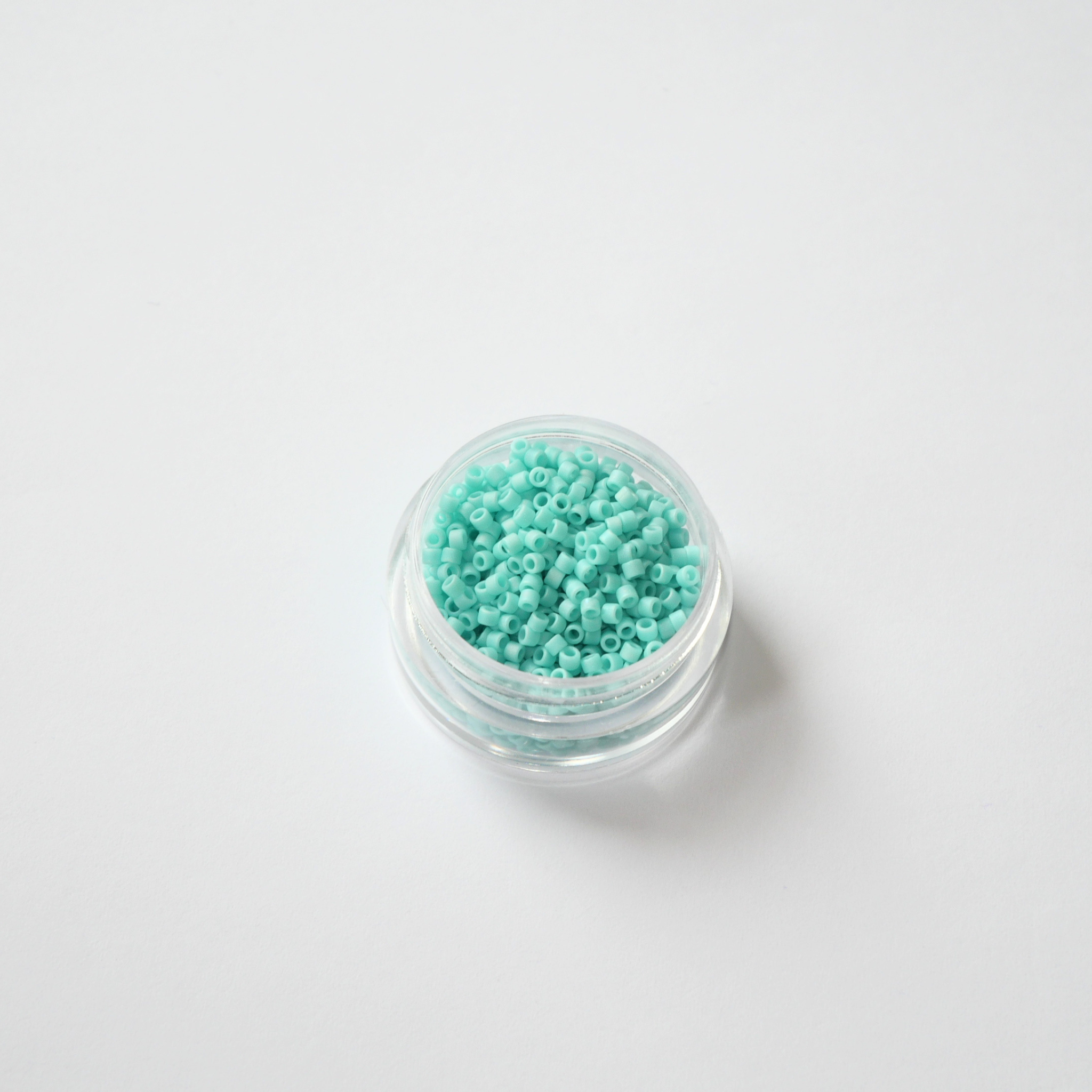 DB-1595 Matte Opaque Sea Opal AB: Matt sillerdav merevaht/türkiis.