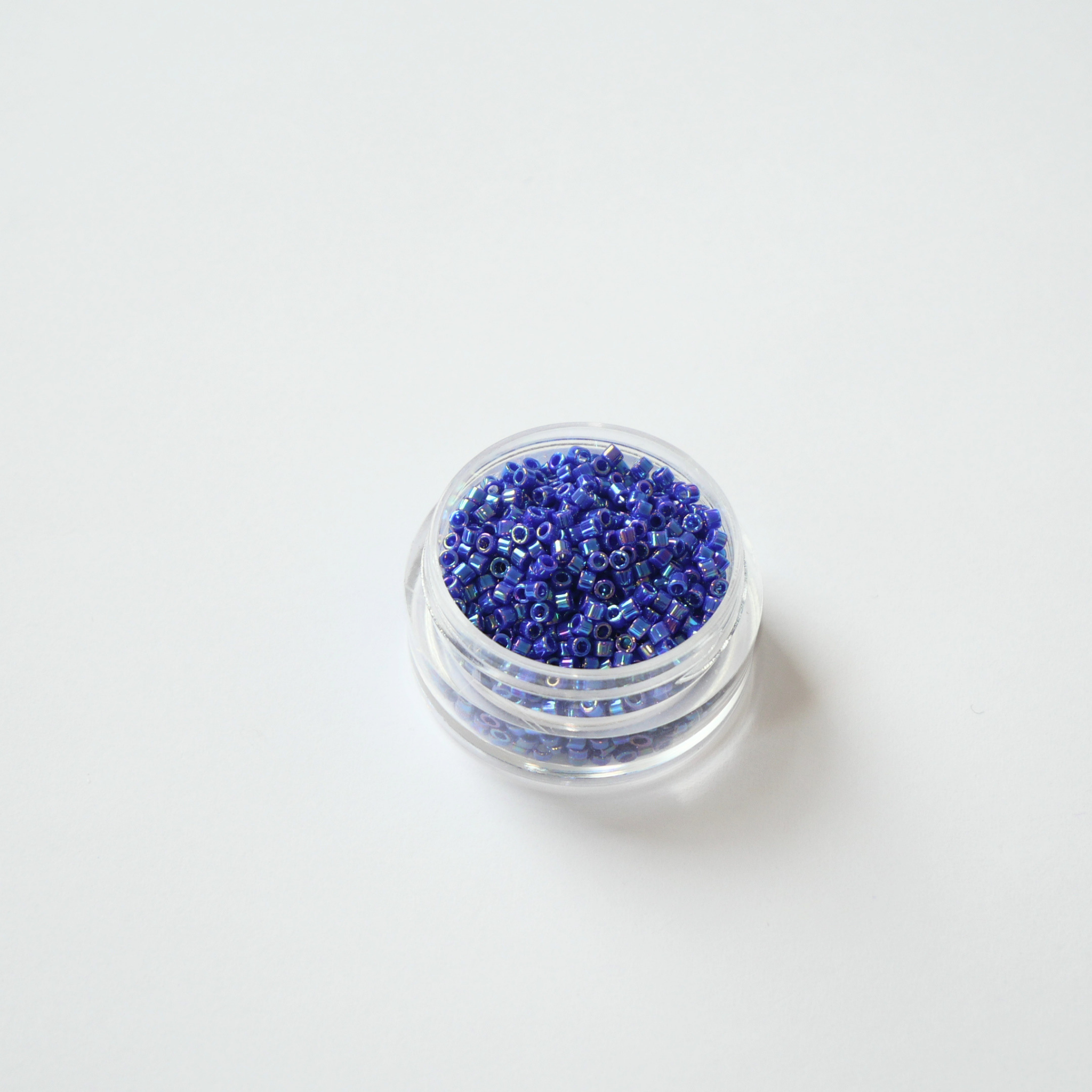 Miyuki Delica DB-0165 Opaque Cobalt AB: Intensiivne läbipaistmatu sinine peene sillerdusega. Sobib kaasaegseteks ja elegantseteks projektideks. 5g pakk.