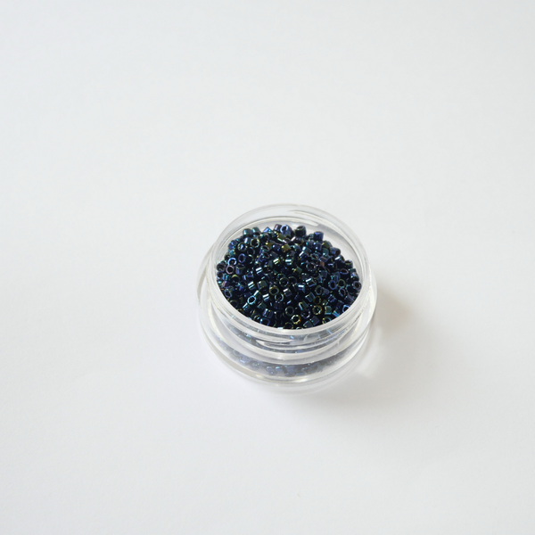 DB-0002 Metallic Dark Blue Iris: Sügav metallik sinine, sillerdades rohelist ja lillat. Pakk 5g.