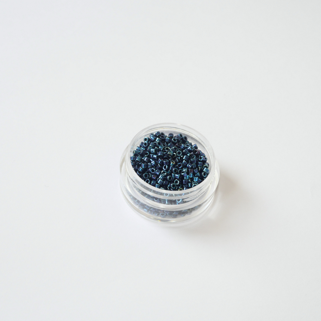 Miyuki Delica DB-25 Metallic Blue Iris: Särav metallik sinine, sillerdades rohelist ja türkiisi. Pakk 5g.
