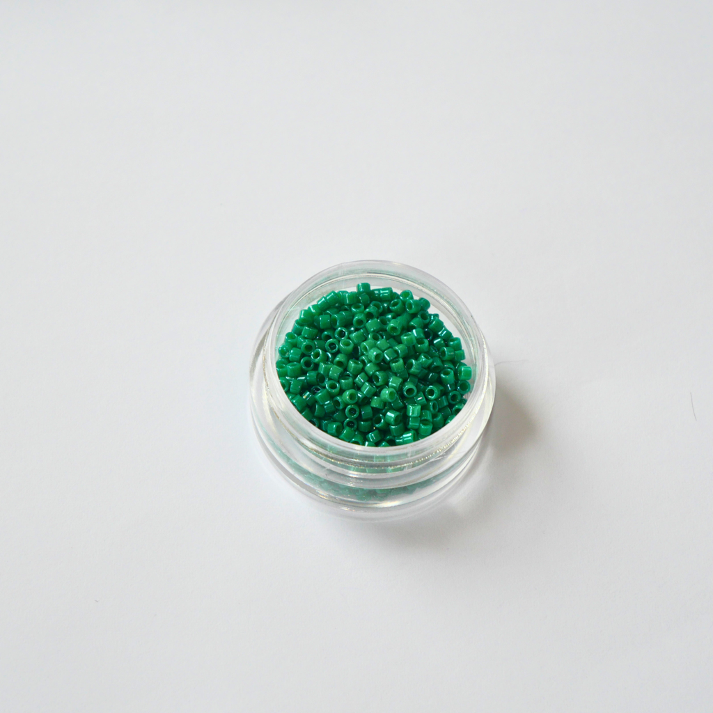 DB-0656 Dyed Opaque Green: Küllastunud, erk roheline värviblokk.