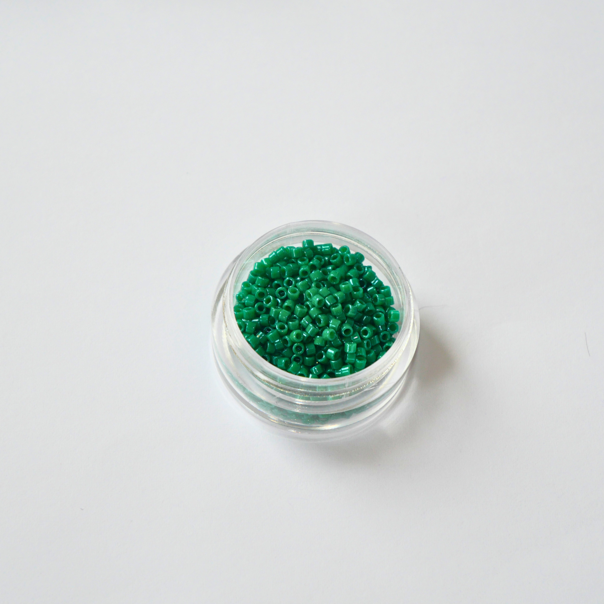 DB-0656 Dyed Opaque Green: Küllastunud, erk roheline värviblokk.