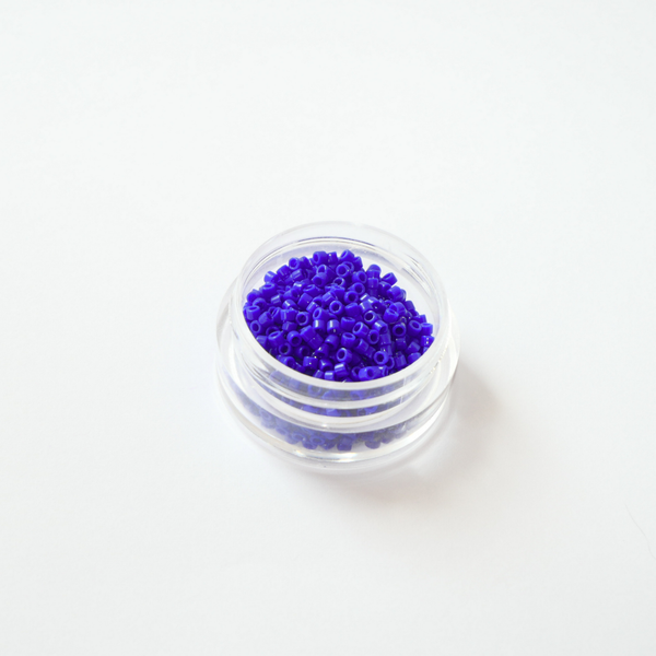 Miyuki Delica DB-0726 Opaque Cobalt: Intensiivne läbipaistmatu sinine. Sobib geomeetrilisteks, Art Deco ja puhasteks värviplokkide projektideks. 5g pakk.