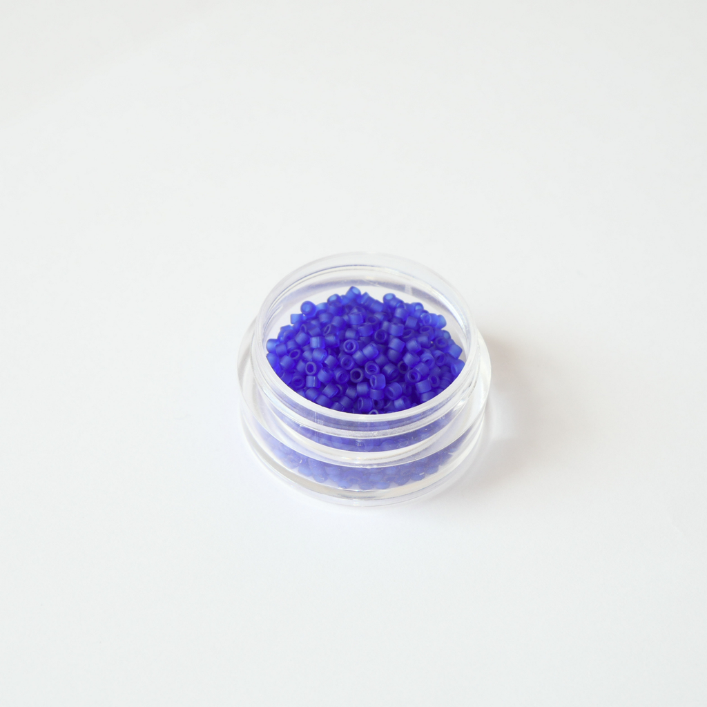 Miyuki Delica DB-0748 Transparent Cobalt Mat: Matt läbipaistev koobaltsinine. Ideaalne talvisteks, veeteemalisteks ja matistatud tekstuuriprojektideks. 5g pakk.
