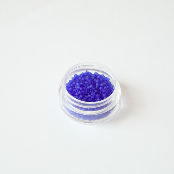 Miyuki Delica DB-0748 Transparent Cobalt Mat: Matt läbipaistev koobaltsinine. Ideaalne talvisteks, veeteemalisteks ja matistatud tekstuuriprojektideks. 5g pakk.