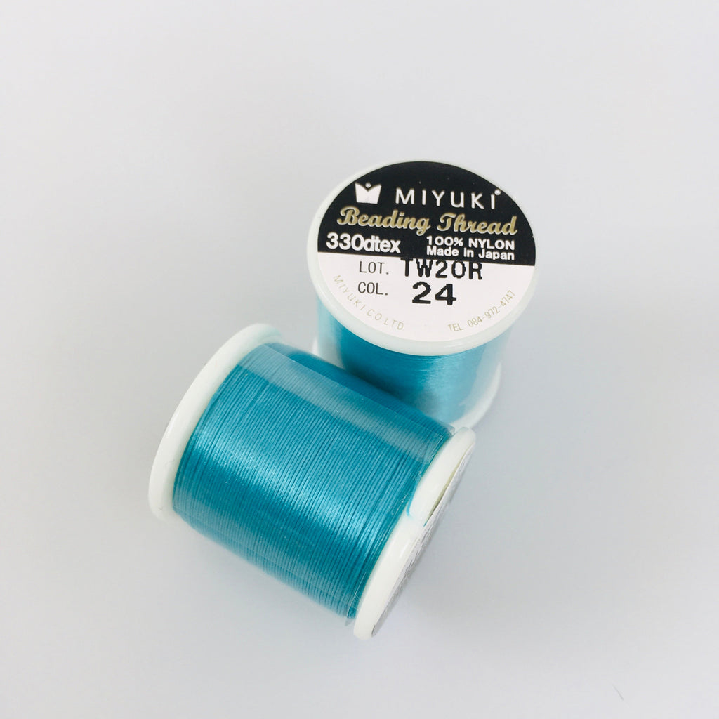 Miyuki Nylon Beading Thread B Bright Sky taevasinine ehteniit 50 meetrisel rullil. Detailne vaade näitab 0.25 mm paksust ja siledat tekstuur.