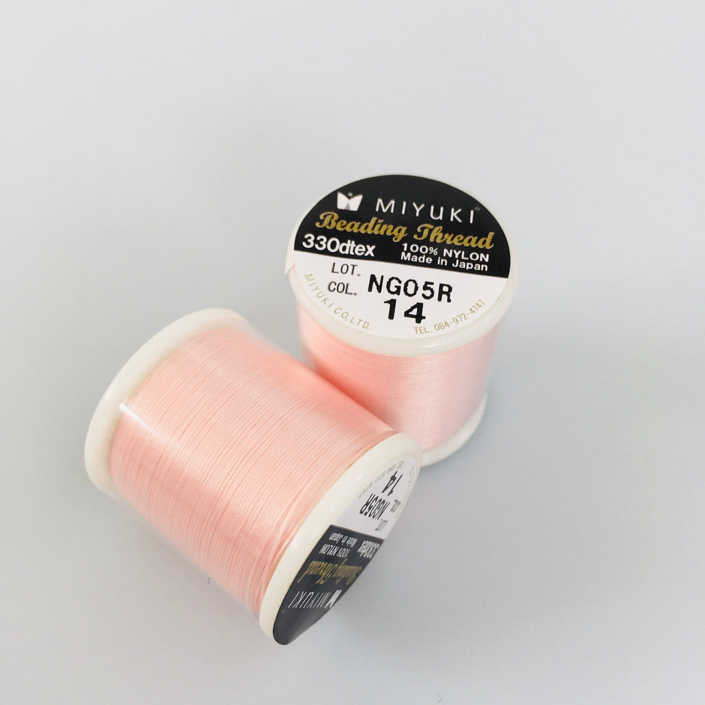 Miyuki Nylon Beading Thread B 0.25 mm niidipool heledas roosas (Light Pink) toonis 50 meetrit. Tugev helmeste niit ehete ja muu käsitöö jaoks.