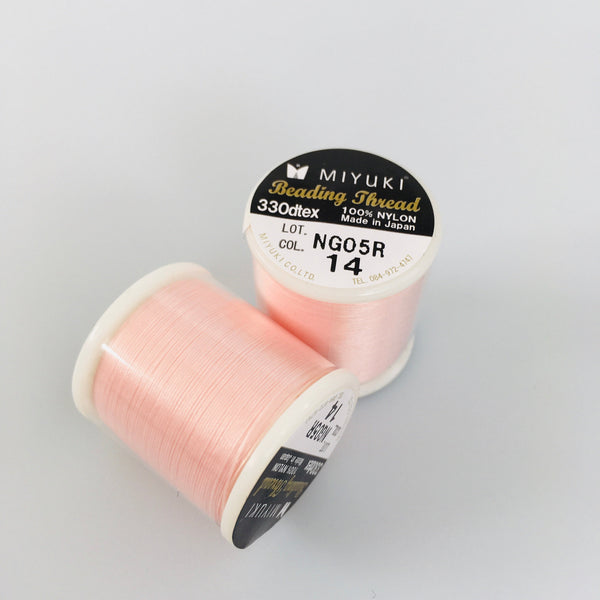 Miyuki Nylon Beading Thread B 0.25 mm niidipool heledas roosas (Light Pink) toonis 50 meetrit. Tugev helmeste niit ehete ja muu käsitöö jaoks.