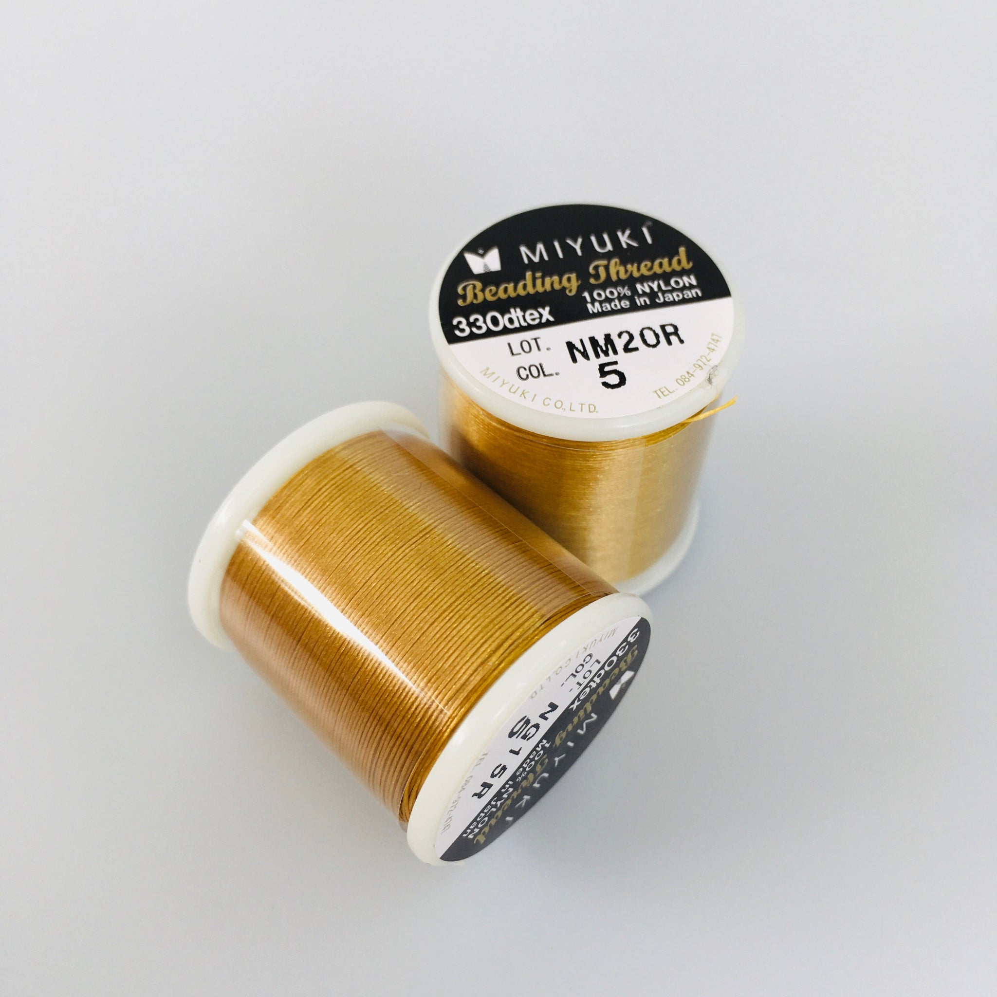 Miyuki Nylon Beading Thread B 0.25 mm niidipool kuldses toonis 50 meetrit. Tugev seemnehelmeste niit ehtetöödeks.