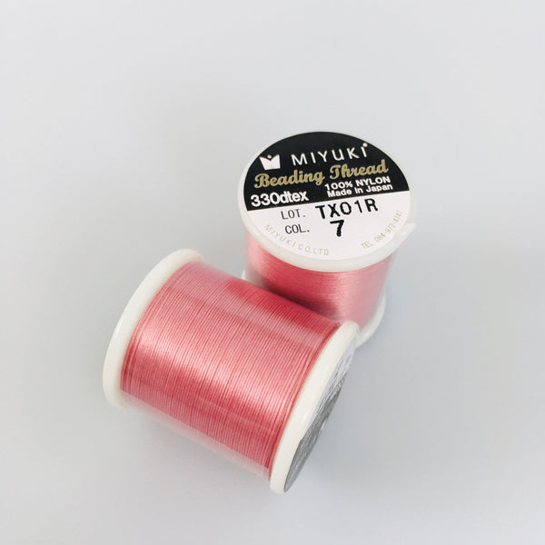 Miyuki Nylon Beading Thread B 0.25 mm niidipool roosas (värvikood 07) toonis 50 meetrit. Tugev seemnehelmeste niit ehtetööde ja niiditöö jaoks.