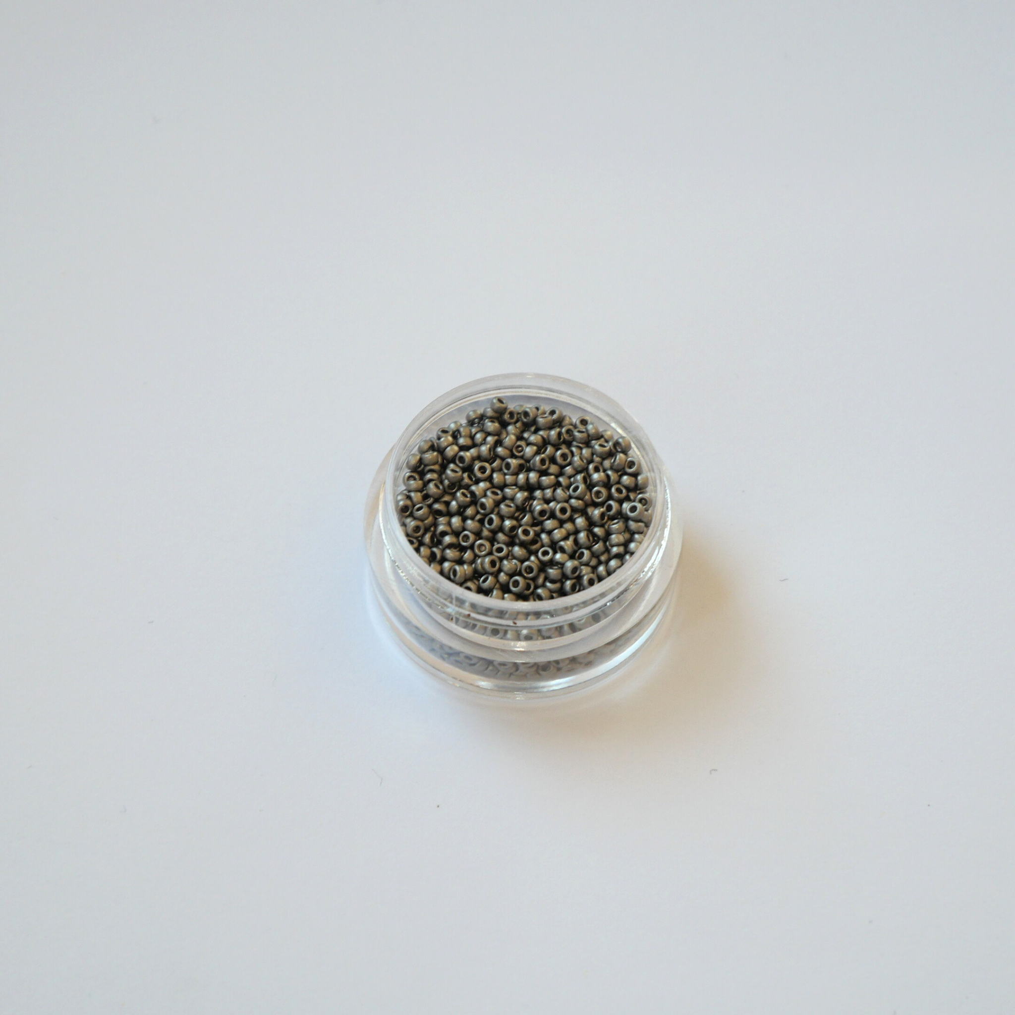 Miyuki 15/0 Rocailles 190F Mat Nickel Plated, harjatud terase karva matt-hallid metallise kattega väikesed seemnehelmed. Allergiaoht!