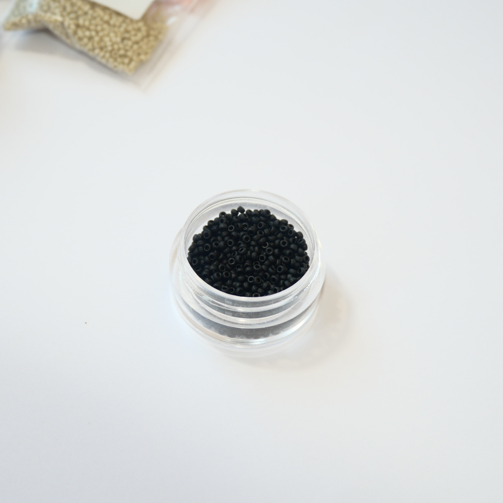 Miyuki 15/0 Rocailles 401F Black Mat, süsimustad matt-viimistlusega väikesed seemnehelmed ehtetöödeks.