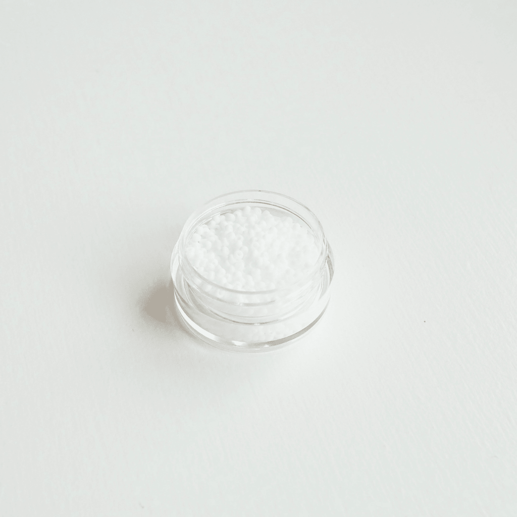 Miyuki Rocaille 15/0 #402F Matte Opaque White seemnehelmed lähivaates
