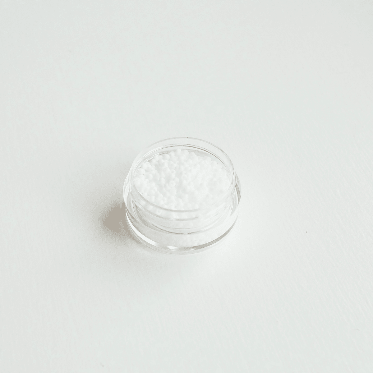 Miyuki Rocaille 15/0 #402F Matte Opaque White seemnehelmed lähivaates