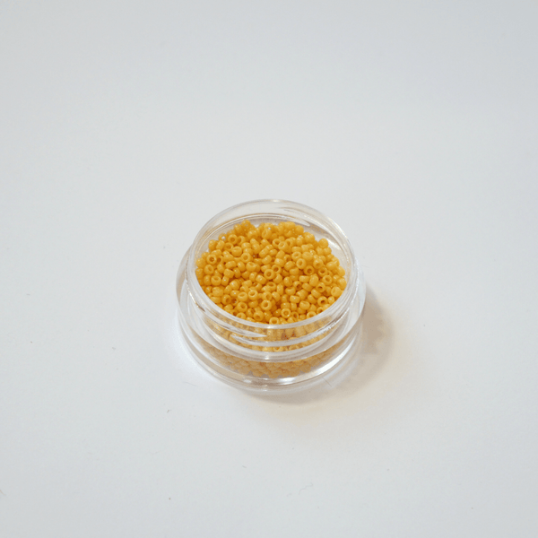 Miyuki 15/0 Rocailles 4452 Duracoat Opaque Banana, pehmed kollased vastupidava kattega väikesed seemnehelmed ehtetöödeks.