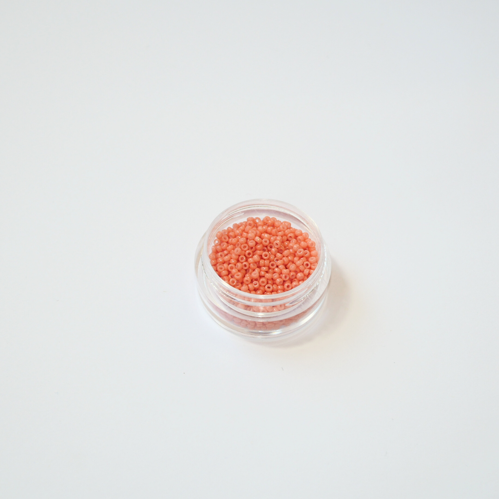 Miyuki 15/0 Rocailles 4462 Duracoat Opaque Dark Salmon, tumedad lõheroosad vastupidava kattega väikesed seemnehelmed ehtetöödeks.