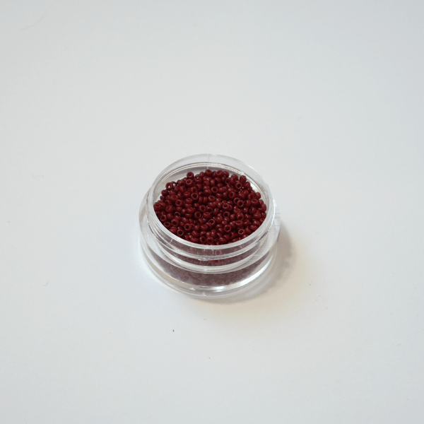 Miyuki 15/0 Rocailles 4470 Duracoat Opaque Maroon, tumepunased vastupidava kattega väikesed seemnehelmed ehtetöödeks.